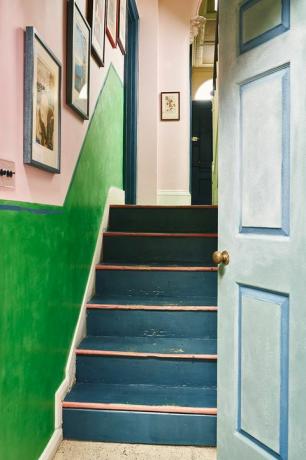 modře natřené schodiště v oxfordském domě Annie Sloan