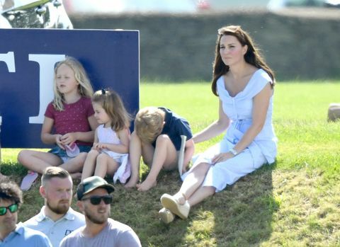 Prince George a princezna Charlotte Hrajte s Kate Middleton