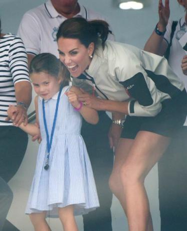 princezna charlotte vyplazuje jazyk kate middleton