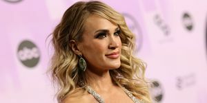 carrie underwood s růžovým pozadím