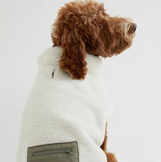 Umělá bunda pro psy s kapesními detaily