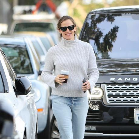 Jennifer Garner drží opakovaně použitelný šálek kávy v Los Angeles 26. března 2019