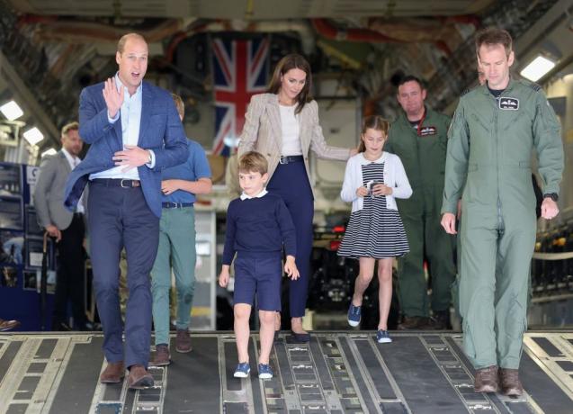 Fairford, Anglie 14. července princ William, princ z Walesu a Catherine, princezna z Walesu s princem Georgem z Walesu, princezna charlotte z Walesu a prince Louis z Walesu C, když jdou po rampě letadla C17 během své návštěvy tetování ve vzduchu v raf Fairford 14. července 2023 ve Fairfordu, Anglie princ a princezna z Walesu mají silný vztah s rafem, přičemž princ sloužil více než tři roky u pátracích a záchranných sil se sídlem v raf údolí v anglesey princ je čestným leteckým komodorem raf coningsby a princezna je čestným leteckým komodorem leteckých kadetů foto chris jacksongetty snímky