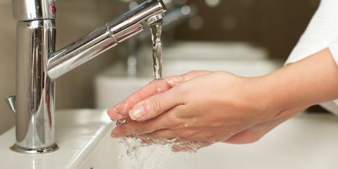 žena mytí rukou