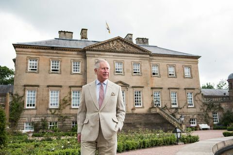 Prince Charles před domem Dumfriesů