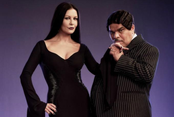 středa l to r Catherine zeta jones jako morticia addams, luis guzmán jako gomez addams ve středu cr matthias clamernetflix © 2022