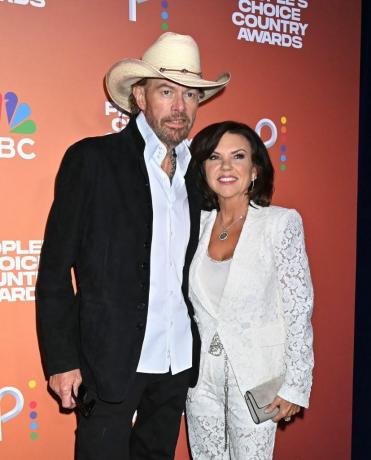 toby keith a trisha lucas na udílení cen 2023 Peoples choice country, které se konalo v grand ole opry house 28. září 2023 v nashvillu, tennessee foto od tammie arroyovariety via getty images