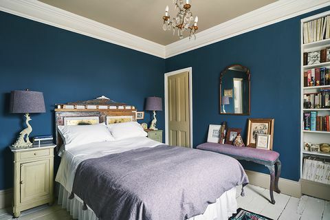 náladová modrá a fialová ložnice v oxfordském domě Annie Sloana