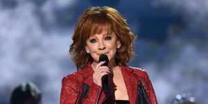 las vegas, Nevada duben 07 hostitel reba mcentire vystupuje na pódiu během 54. akademie country music v aréně mgm grand garden 07. dubna 2019 v las vegas, Nevada foto od jeff kravitzacma2019filmmagic pro acm