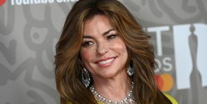 shania twain ve žlutých šatech a diamantovém náhrdelníku