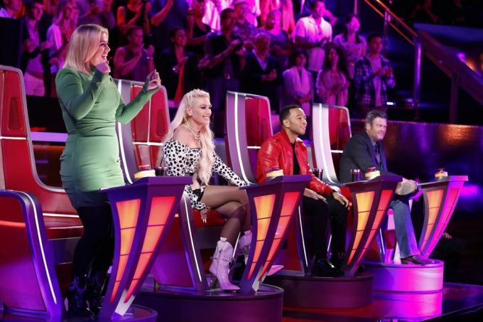 Kelly Clarkson, Gwen Stefani, John Legend, Blake Shelton sedí na židlích při natáčení hlasu