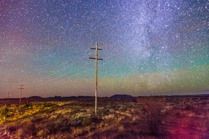 fotografie s dlouhou expozicí pořízená z marfa, texaská observatoř na okraji dálnice 90