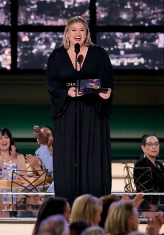 Los Angeles, Kalifornie 12. září 74. výroční udílení cen Emmy na snímku Kelly Clarkson mluví na pódiu během 74. výroční udílení cen Emmy v hlavním vysílacím čase, které se konalo v divadle Microsoft 12. září 2022 foto: chris hastonnbc přes getty snímky