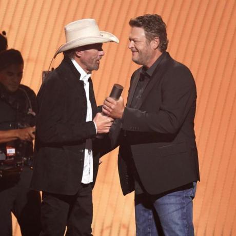 Nashville, Tennessee 28. září 2023 Peoples Choice Country Awards na snímku l r honoree toby Keith přebírá cenu country ikony od Blakea Sheltona na pódiu během udílení cen národů za výběr země 2023, které se konalo v domě grand ole opry dne 28. září 2023 v nashvillu, tennessee, foto mickey bernanbc via getty snímky