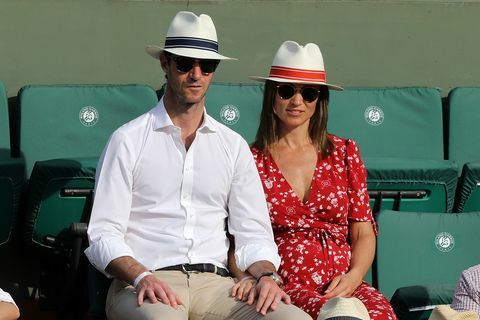 pippa middleton francouzské otevřené červené šaty