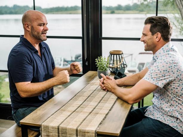 Scott mcgillivray a bryan baeumler při zúčtování v renovačním resortu