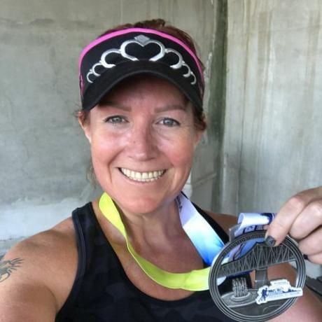 Samantha Tuckerová poté, co minulý září proběhla virtuální půlmaraton, a zaznamenala osobní nejlepší čas 208