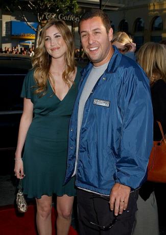 Adam Sandler a manželka Jackie v čínském divadle Graumans v hollywoodu v Kalifornii foto od gregg deguirewireimage