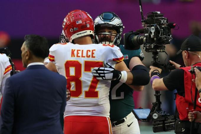 Glendale, Arizona 12. února travis Kelce 87 šéfů města Kansas objímá Jasona Kelce 62 z Philadelphie orli před super bowlem lvii na státním farmářském stadionu 12. února 2023 v Glendale, Arizona, foto: ezra shawgetty snímky