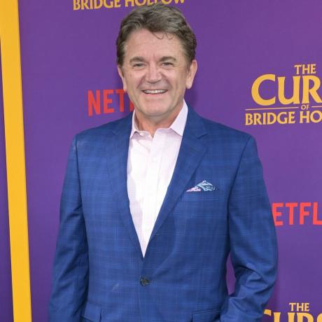 herec john michael higgins navštěvuje los angeles speciální promítání netflixů the curse of bridge hollow v divadle netflix tudum