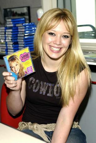 Hilary Duff navštěvuje Rick Dees za účelem propagace soundtracku „Lizzie McGuire“ Disney Channel