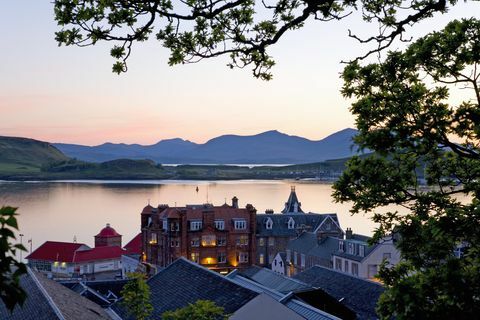 pohled z jacobského žebříku přes zátoku oban na ostrovy kerrera a mull, soumrak, oban, argyll a bute, skotsko, Spojené království, Evropa