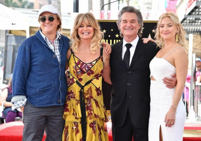 hollywood, ca. květen 04 boston russell, honorees goldie hawn, kurt russell a herec kate hudson vyznamenáni dvojkou hvězdný ceremoniál na hollywoodském chodníku slávy 4. května 2017 v hollywoodu, kalifornie foto od steve granitzwireimage