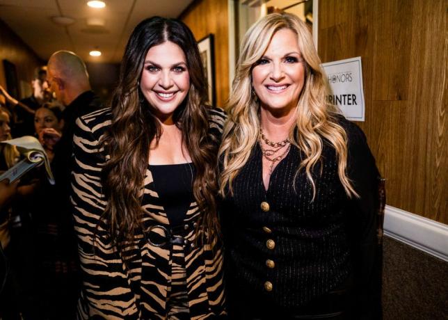 nashville, Tennessee srpen 23 l r Hillary Scott of Lady a Trisha yearwood se účastní 16. výroční akademie Ocenění country hudby v sále ryman dne 23. srpna 2023 v Nashvillu, Tennessee, fotografie od john shearergetty images pro acm