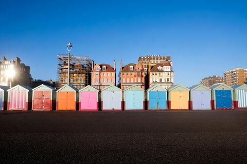 Barevné chaty na pláži proti modré obloze