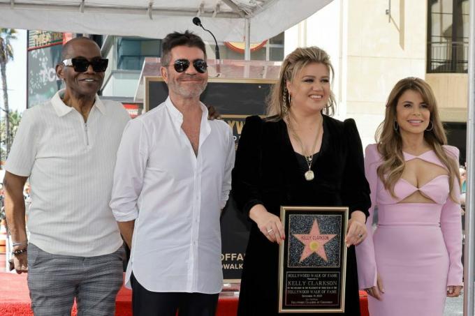 Los Angeles, Kalifornie 19. září l r randy jackson, simon cowell, kelly clarkson a paula abdul navštěvují hollywood Obřad hvězdy na chodníku slávy pro Kelly Clarkson 19. září 2022 v Los Angeles, Kalifornie foto Kevin Wintergetty snímky