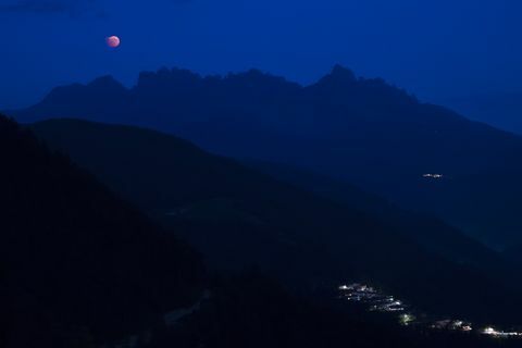 Měsíční zatmění měsíce vidět z observatoře San Valentino, BZ, Jižní Tyrolsko, Itálie