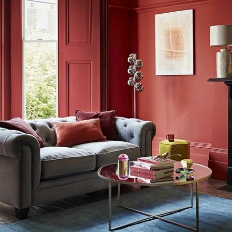 obývací pokoj s červenou stěnou
