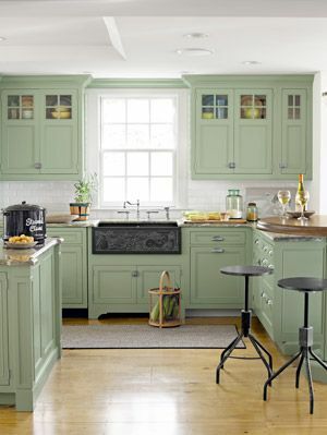 cape cod kuchyně se zelenými skříňkami