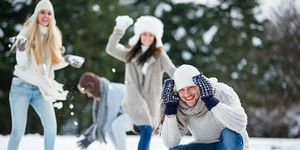 zimní festivaly se skupinou přátel hrajících si na sněhu