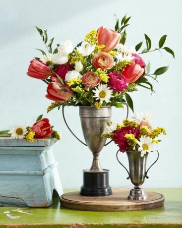 kentucky derby den party květiny ve vintage trofeji „vázy“