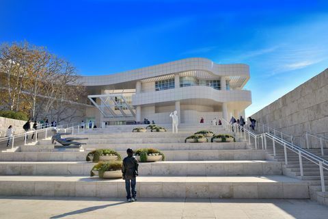 los angeles, getty center je kulturní kampus a výzkumná budova byla navržena architektem richardem meierem na kopci v Brentwoodu, součástí je muzeum j paul getty centrum se skládá ze šesti budov o rozloze 88 200 m², muzeum zahrnuje výstavy soch a klasické umění, evropské obrazy, kresby, rukopisy, dekorativní umění a fotografie s cílem respektovat getty záměry los angeles, kalifornie, sjednocený státy