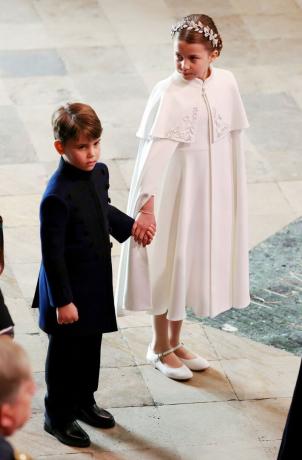 jejich veličenstva král Karel III. a královna Camilla korunovační den