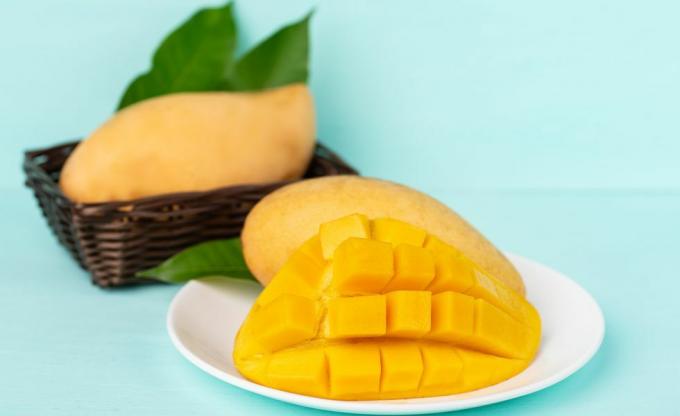 Detail Mango Ovoce V Talíři Na Modrém Pozadí