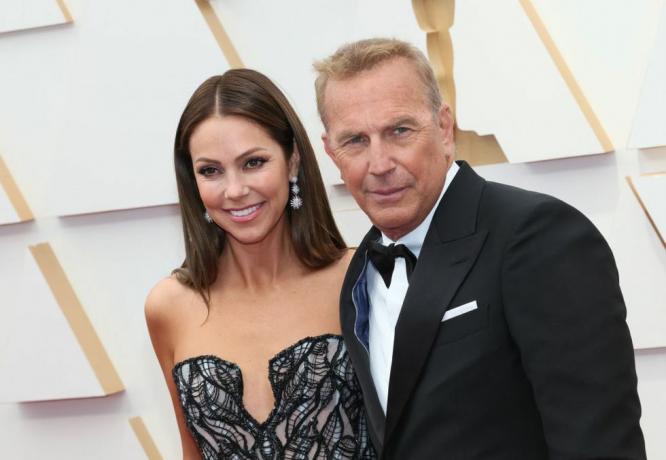 hollywood, california březen 27 l christine baumgartner a kevin costner se účastní 94. výroční akademie ocenění v hollywoodu a vysočině 27. března 2022 v hollywoodu, kalifornie foto: david livingstongetty snímky