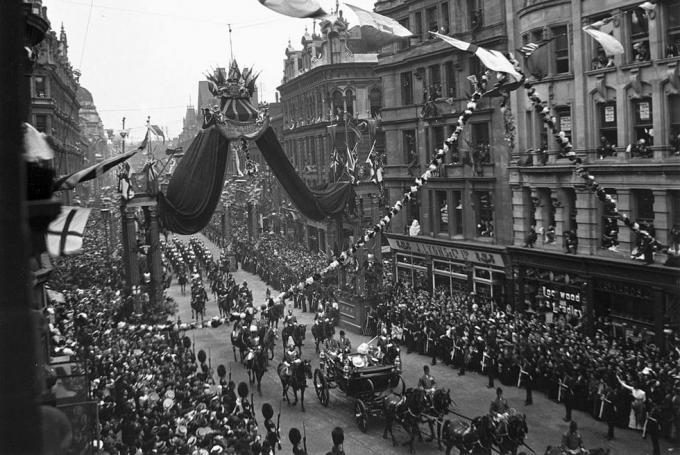 průvod Spojeného království procházející rušnou londýnskou třídou během korunovace Edwarda Vii 1841 1910 vpravo je čajovna j lyons photo by ssplgetty images
