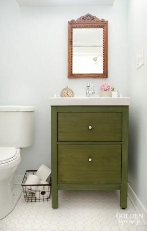 pPokud má vaše koupelna umyvadlo na podstavci (čti: nulový úložný prostor), zbavte se ho pro a href“ http: www.housebeautiful.comlifestyleorganizing-tipsg2784ikea-bathroom-hacks? místo toho slide4" target" _blank" IKEA vanitya. Tento obsahuje dvě různé hluboké zásuvky a – díky vrstvě zelené barvy – vypadá naprosto jedinečně.ppem data-redactor-tag“ em" a href" http: www.thegoldensycamore.com201408ikea-bathroom-vanity-update.html" target" _blank" Více na The Golden Sycamore »aemp