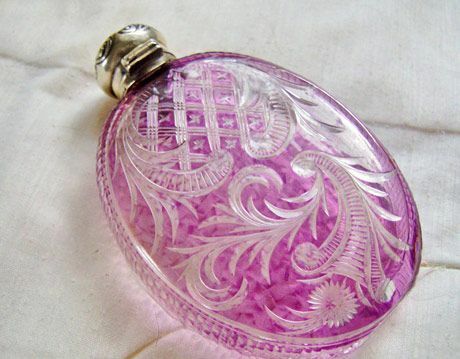 růžová parfémová láhev