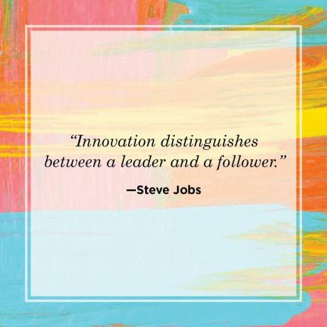 vedení citát od steva jobs, který říká, že inovace rozlišuje mezi vůdcem a následovníkem, akvarel pozadí