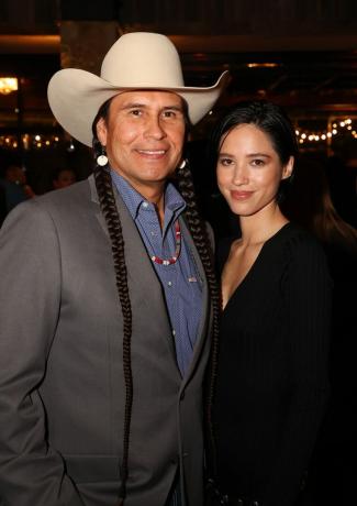 mo přináší spoustu a kelsey asbille se účastní premiéry pro prvořadé sítě Yellowstone sezóny 5 v hotelový řidič 13. listopadu 2022 ve fortworth, texas fotografie od richarda rodriguezgettyho obrázky pro prvořadý