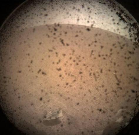 NASA Insight Lander sdílí první fotografii z povrchu Marsu - fotografie misí Mars