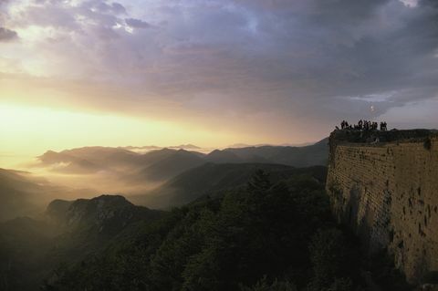 Východ slunce nad zámkem Montsegur