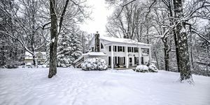 Vintage starý dům v čerstvém sněhu