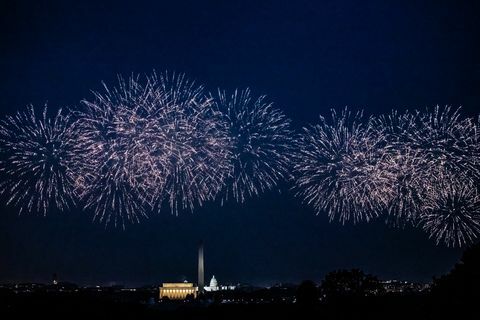 toto je horizontální barevný obrázek pohledu z arlingtonského hřebenového parku na bílý dům, washingtonský památník a Lincolnův památník ve washingtonu dc obklopen čtvrtým červencem ohňostroj ve washingtonu dc ve čtvrtek července 4, 2019