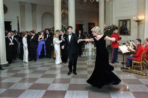 princezna Diana tančí s Johnem Travoltou v křížové hale v Bílém domě