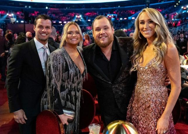 brendan mcloughlin, miranda lambert, luke combs a nicole hřebeny viděni během 65. udílení cen Grammy